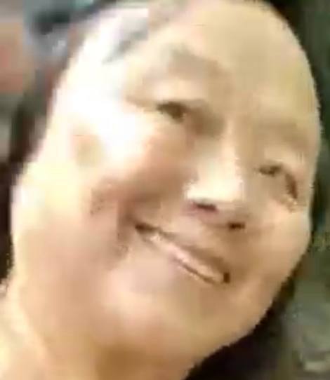 艹，这女的什么心态，拍到个 死人 还在笑 #尸体 #合影 👍🏻by 匿名投稿艹，这女的什么心态，拍到个 死人 还在笑 #尸体 #合影 👍🏻by 匿名投稿