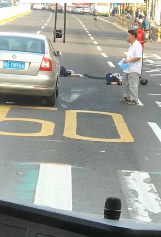 #湛江（9.5）斑马线 前文明礼让，尤其是学校路段#湛江（9.5）斑马线 前文明礼让，尤其是学校路段