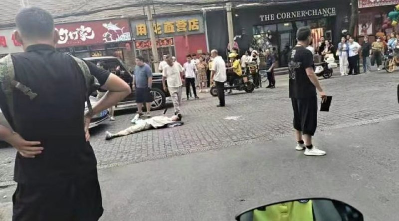 9月8日，#天津，疑似行车中发生纠纷，男子躺地上不让车子走，僵持很久，他说他是网红，有三千万粉丝，警察来了劝说也不听，最后几个人一起出力才把他拖走