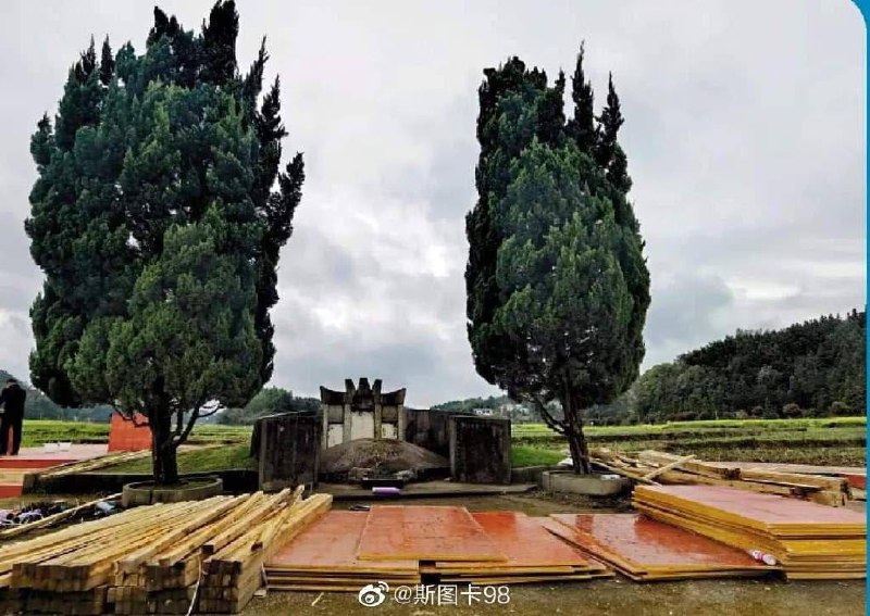 #马英九 祖坟现在列入湖南湘潭文博保护了网友自己老家有条路烂了几十年，最近因为马英九要回乡祭祖，十天就翻新好了