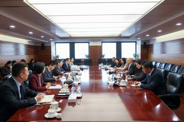 中国商务部：12月19日，商务部国际贸易谈判代表兼副部长李成钢会见美国苹果公司首席运营官萨比赫·汗