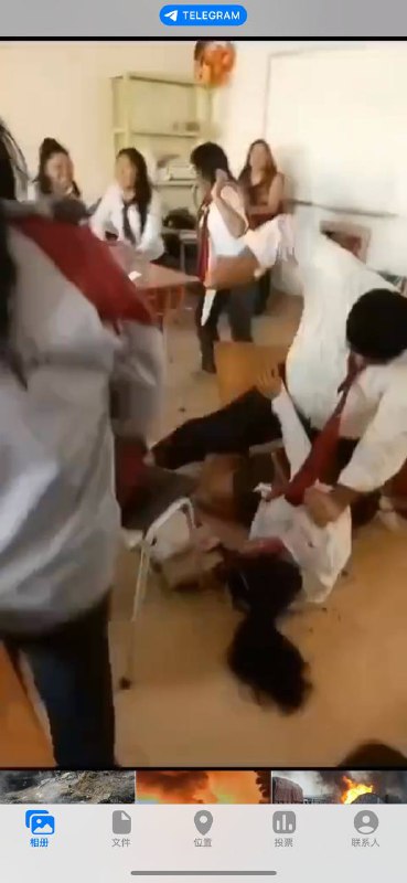 我滴妈 哪个班的 #学生 啊？ 拿刀 #捅人 请家长吧！ #血腥 #刀仔 #教室 #学校我滴妈 哪个班的 #学生 啊？ 拿刀 #捅人 请家长吧！ #血腥 #刀仔 #教室 #学校