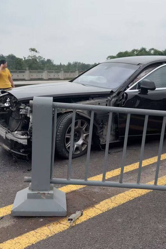 刚 提车 就撞了一辆 #劳斯莱斯 保险会赔吗？ #车祸 #聊天记录感谢来自某频道的投稿！刚 提车 就撞了一辆 #劳斯莱斯 保险会赔吗？ #车祸 #聊天记录感谢来自某频道的投稿！