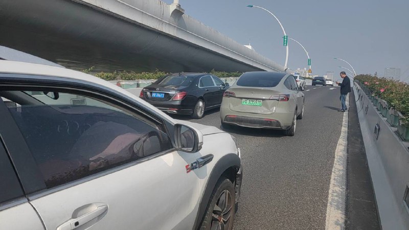 #特斯拉 #别车 超车 遇到 #斗气车 #比亚迪 #追尾 🤣