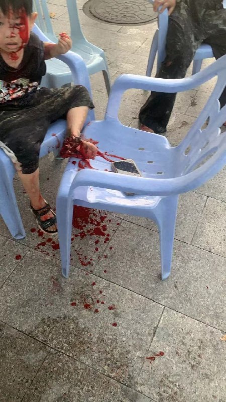 10月17日，福建省漳州市云霄县，下午放学，女司机点燃驾驶室，冲进学校大门，多人受伤