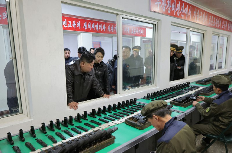 朝鲜劳动党总书记、朝鲜民主主义人民共和国国务委员长金正恩同志 3 月 11 日视察第二经济委员会所属重要军工厂，了解了军火生产情况