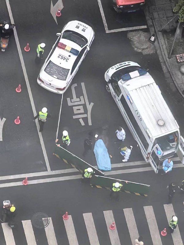 拉车门 拖倒 😑 #聊天记录 那女的单行道 那个男的切拉 结果女的没管 骂了两句 男的拉车门 女的直接开走 碾死的 群友们看看 👀是不是 #碰瓷 #车祸 #碾压拉车门 拖倒 😑 #聊天记录 那女的单行道 那个男的切拉 结果女的没管 骂了两句 男的拉车门 女的直接开走 碾死的 群友们看看 👀是不是 #碰瓷 #车祸 #碾压