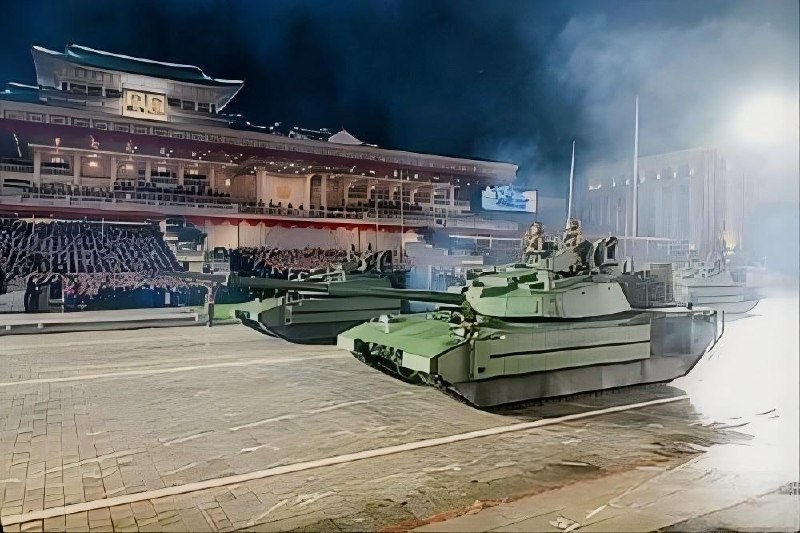 #朝鲜 可以打到 美国 本土 的洲际导弹在 #阅兵 式上曝光朝鲜10月10日晚，在平壤金日成广场举行的劳动党成立80周年阅兵式上，展示了大量新型洲际弹道导弹（ICBM）和高超音速导弹，展示了其导弹能力和防御技术