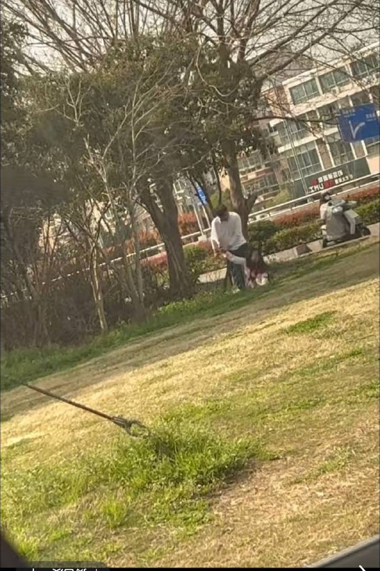 3月28日下午，扬州顺达路跟江阳路交叉口发生割喉事件！#扬州 #割喉网传两外卖小哥发生争执，白衣服的打不过直接拿刀了，白衣服的也被打成了脑出血，太血腥了，30多个特警都出动了！有可能是两个事件：男的割喉女生，两外卖员互斗感谢 Group  投稿！3月28日下午，扬州顺达路跟江阳路交叉口发生割喉事件！#扬州 #割喉网传两外卖小哥发生争执，白衣服的打不过直接拿刀了，白衣服的也被打成了脑出血，太血腥了，30多个特警都出动了！有可能是两个事件：男的割喉女生，两外卖员互斗感谢 Group  投稿！