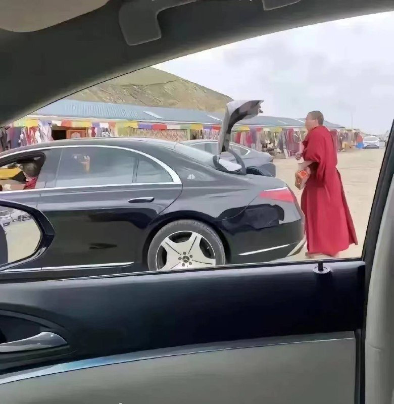 大师 都爱 大 奔驰 #和尚 #喇嘛大师 都爱 大 奔驰 #和尚 #喇嘛