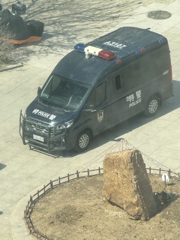 今天上午12点多辽宁省沈阳市大东区明城嘉苑小区，有一名安装窗户的工人从28楼连同绳子还有框架一同坠落身亡，有大量警察在现场，周围拉起警戒线，坠亡工人尸体盖上了黑布感谢家人们投稿！今天上午12点多辽宁省沈阳市大东区明城嘉苑小区，有一名安装窗户的工人从28楼连同绳子还有框架一同坠落身亡，有大量警察在现场，周围拉起警戒线，坠亡工人尸体盖上了黑布感谢家人们投稿！