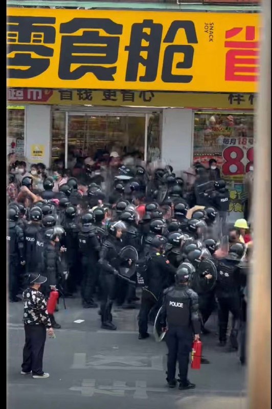 3月25日，广东信宜，大量特警集结并包围现场聚集抗议的群众，还有大量特警赶来驰援
