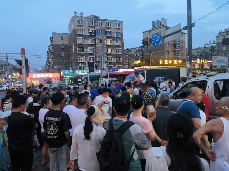 辽宁大连 山东路地铁口，城管没收羊肉串老板摆摊东西，往车上扔同时被质疑证件作假老板娘站车上，拿上来一个 扔下一个感谢家人们投稿！辽宁大连 山东路地铁口，城管没收羊肉串老板摆摊东西，往车上扔同时被质疑证件作假老板娘站车上，拿上来一个 扔下一个感谢家人们投稿！