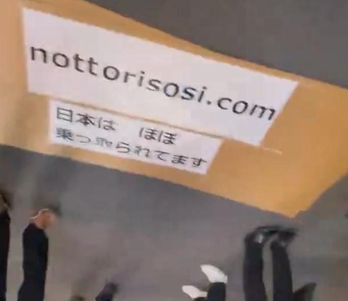 男子在日本东京涩谷十字路口将易燃液体泼洒在街道上，点燃后逃离现场4月3日晚上9点过后，东京涩谷十字路口发生一起纵火事件，有人向路面泼洒液体并点燃