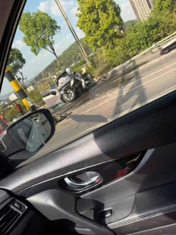 国内电车为了降本，这用料，实在是 #新能源 #车祸 解体感谢家人们投稿！国内电车为了降本，这用料，实在是 #新能源 #车祸 解体感谢家人们投稿！