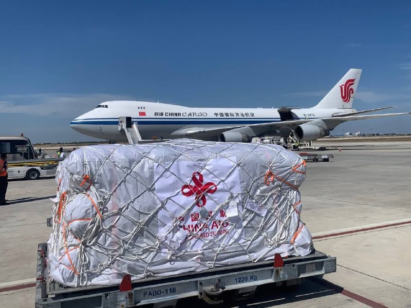 中国 紧急 援助 柬埔寨 物资 又到了今天（2025 年 12 月 28 日）上午 11 点，中国国际航空的波音 747-4FTF（400F）货机 CAO10903 （注册号 B-2475） 降落在甘达尔省德乔国际机场