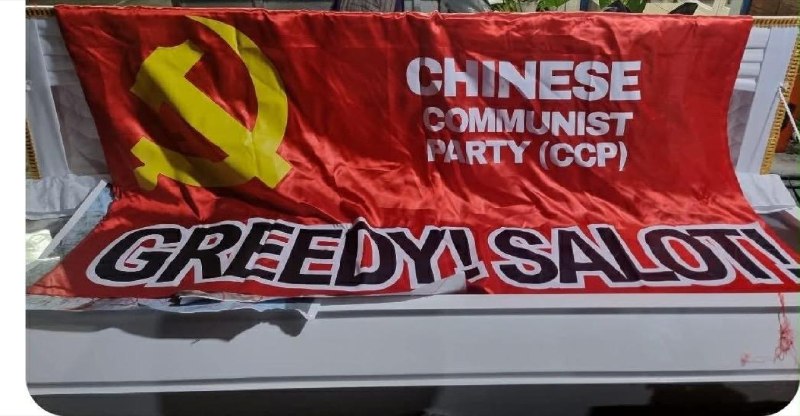 菲律宾首都发现带有反华标语的弃置棺材菲律宾外交部声明：马尼拉，2026年8月7日——菲律宾外交部（DFA）不认可针对任何个人，包括外国公民或官员的暴力行为或暴力威胁