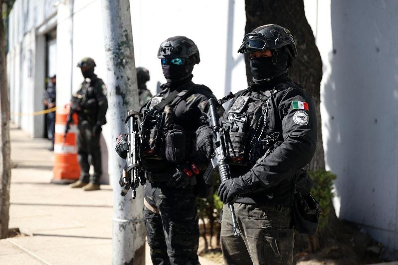 🇲🇽墨西哥部署1万名军队以结束因毒枭埃尔·门乔之死引发的暴力事件他的死亡引发了暴力冲突，贩毒集团成员在20个州封锁道路，焚烧车辆和商铺