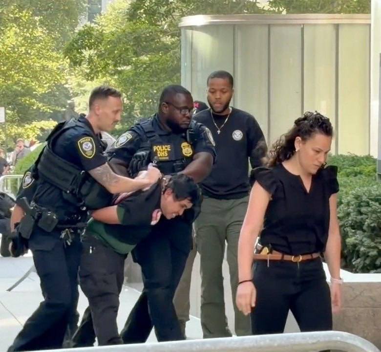 🇺🇸 联邦调查局表示，涉嫌在纽约市一处联邦建筑外引爆炸药装置的男子已被确认，其身份为43岁的退役美国陆军士兵安德鲁·阿拉巴卡