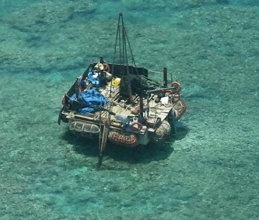 菲律宾在今天公布了位于黄岩岛附近的“浮动结构”照片