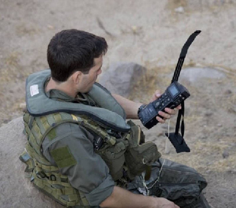 拯救这名美军飞行员的背后，一个无法被敌方识别，且向外界呼救的神器