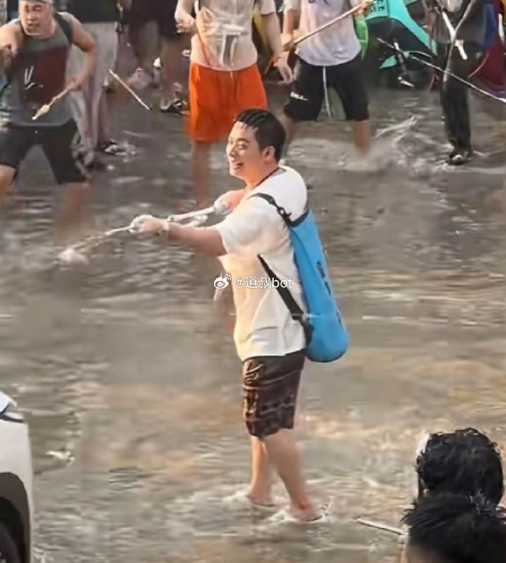 4月14日，云南西双版纳景洪市泼水节现场，一汽车车门及后备箱被人拉开，多人向内喷水！女子表示，多人向内喷水时自己父母坐在车内，全身被淋湿
