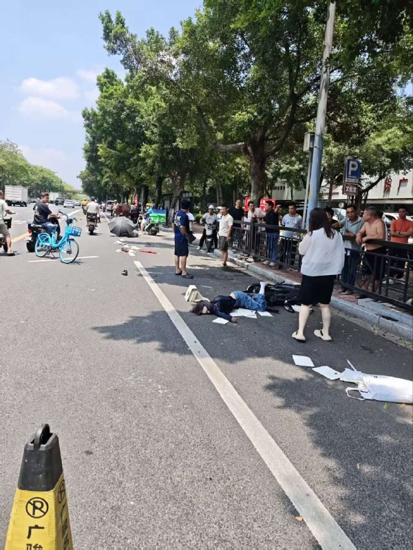 广州市海珠区新滘路和大塘附近，网约车故意撞人，跑路了 #献忠感谢家人们投稿！广州市海珠区新滘路和大塘附近，网约车故意撞人，跑路了 #献忠感谢家人们投稿！
