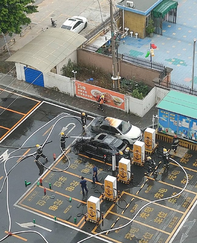 8.16广州番禺 奔驰EQC 充电 #自燃🔥20分钟烧完，旁边的车也被烧by 匿名投稿8.16广州番禺 奔驰EQC 充电 #自燃🔥20分钟烧完，旁边的车也被烧by 匿名投稿