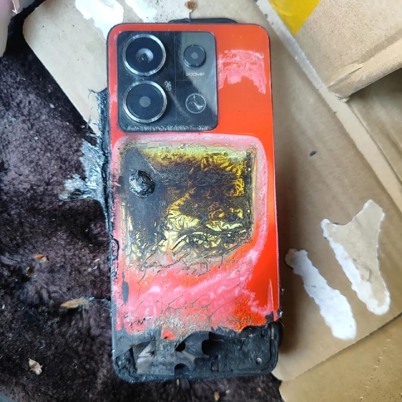 红米 手机爆炸10 月 22 日，河南一女子在街头时，口袋中的红米 Note 13 Pro 手机突然爆炸