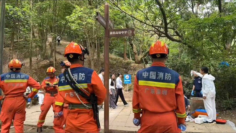 广东 深圳 大爷爬梧桐山累死了，最后直接直升机吊下山了 #爬山 #事故感谢家人们投稿！广东 深圳 大爷爬梧桐山累死了，最后直接直升机吊下山了 #爬山 #事故感谢家人们投稿！
