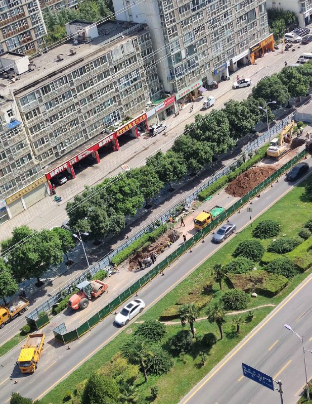 8.12 西安，西部大道路面塌陷 #基建狂魔by 匿名投稿8.12 西安，西部大道路面塌陷 #基建狂魔by 匿名投稿