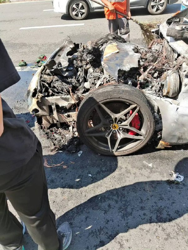 补充9月3日上午 #长春，净月新城大街，一辆 #法拉利 #婚车 #自燃，所幸人没事