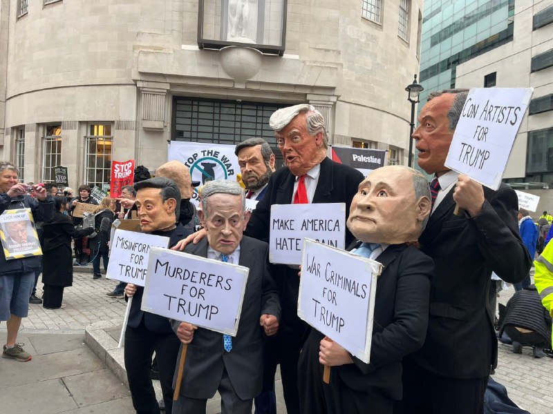 伦敦 #抗议 #特朗普 访问成千上万的人走上英国首都街头，表达对美国总统访问的抗议