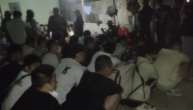 #妙瓦迪新闻：昨天晚上30多名中国公民逃离诈骗区被捕11月27日晚，缅甸军政府联合边防部队（BGF）和克伦民族解放军人民委员会（KNLA-PC）突袭了苗瓦底的一处房屋，逮捕了30多名涉嫌逃离诈骗区的中国公民