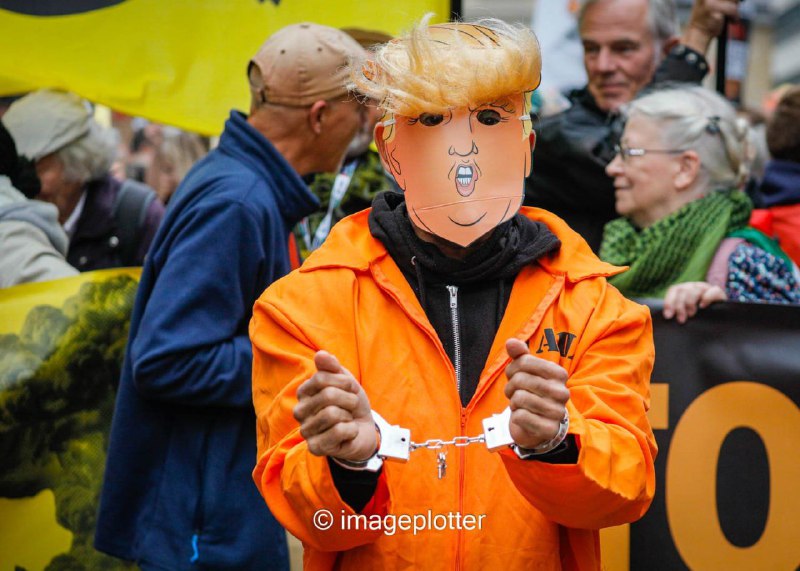 伦敦 #抗议 #特朗普 访问成千上万的人走上英国首都街头，表达对美国总统访问的抗议