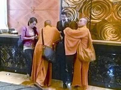 让我们红尘作伴活的潇潇洒洒#和尚 #花和尚 骚的一逼！让我们红尘作伴活的潇潇洒洒#和尚 #花和尚 骚的一逼！