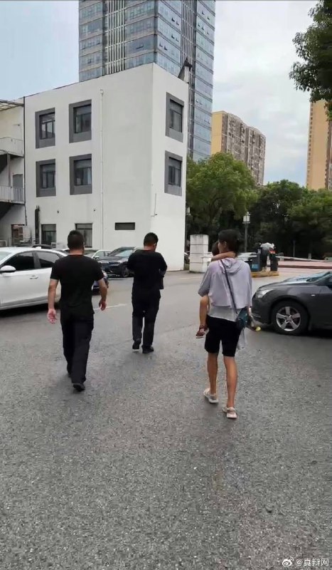 刚到无锡准备后天梁亮案的林开，被无锡警方带走！ 开庭前夕对家属进行所谓传唤，根本目的就是威胁恐吓，施加压力