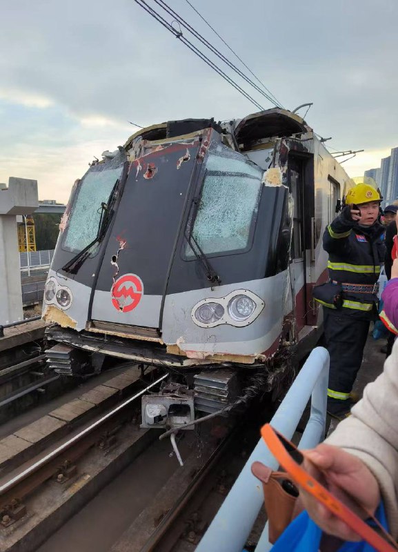 据 上海 地铁 shmetro，由于外部 塔吊 施工 侵入线路，造成上海地铁11号线线路设施和列车受损，目前正在处置中