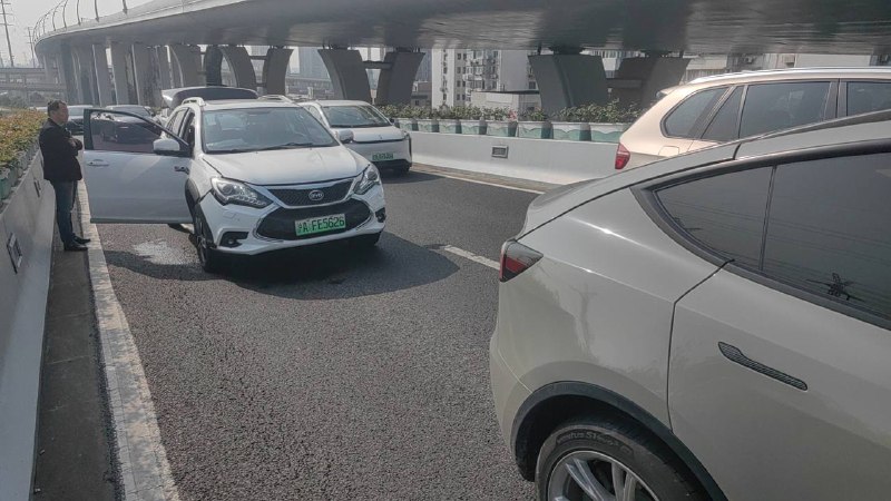 #特斯拉 #别车 超车 遇到 #斗气车 #比亚迪 #追尾 🤣