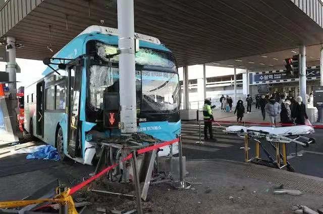 当地时间12月22日，韩国 水原市发生一起 #公交车 冲撞行人的交通事故，造成1人死亡，2人重伤，13人轻伤