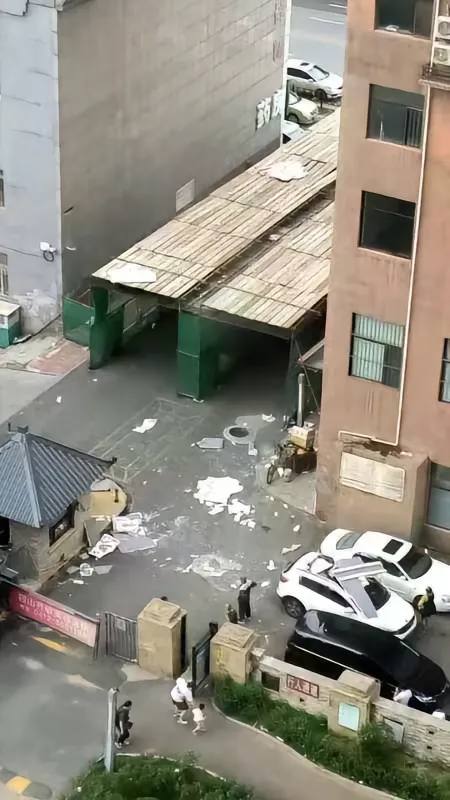 8.10 辽宁鞍山新景世纪城外墙脱落，幸好没砸到人 #基建狂魔by 匿名投稿8.10 辽宁鞍山新景世纪城外墙脱落，幸好没砸到人 #基建狂魔by 匿名投稿
