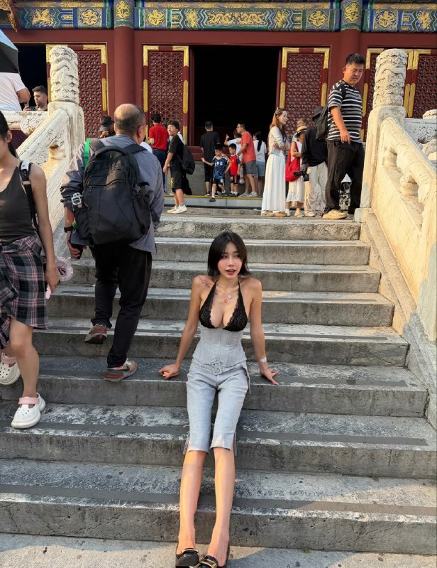 台湾女游客在北京天坛打卡拍照，偏大胆的穿搭引网友不满！到底是哪些群体在不满😵‍💫感谢家人们投稿！台湾女游客在北京天坛打卡拍照，偏大胆的穿搭引网友不满！到底是哪些群体在不满😵‍💫感谢家人们投稿！