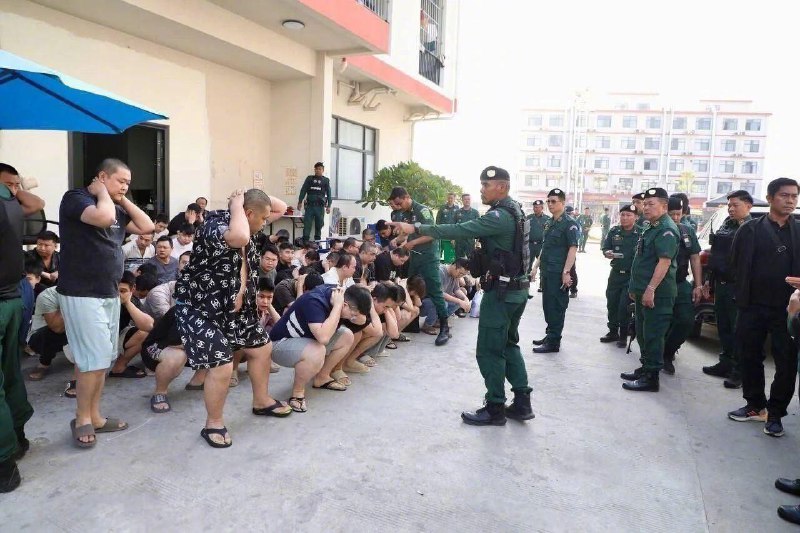 柬埔寨大规模清剿电诈行动 2044 名外国人被捕 其中中国人 1792 名今日（1月31日）上午，柬埔寨警方在柴桢省巴域市一处电信诈骗园区展开大规模执法行动，共抓获涉案外国人员约2044人（女性78人），其中包括中国大陆籍1792人
