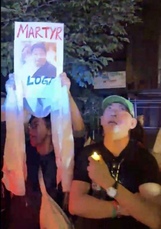 纽约当地时间7月3日晚9时30分左右，在联合国总部外洛嘉朗增自焚事发地点，大量藏人聚集举行抗议活动