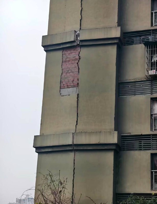 1月25日 3时45分 重庆涪陵区泽胜中央广场B馆7号楼吴杰峨眉 烧烤 发生火情， #爆燃 将独立 烟道 损坏火情发生后，相关单位工作人员立即到达现场开展应急处置，明火被迅速扑灭，未造成人员伤亡，火情发生原因正在进一步调查中