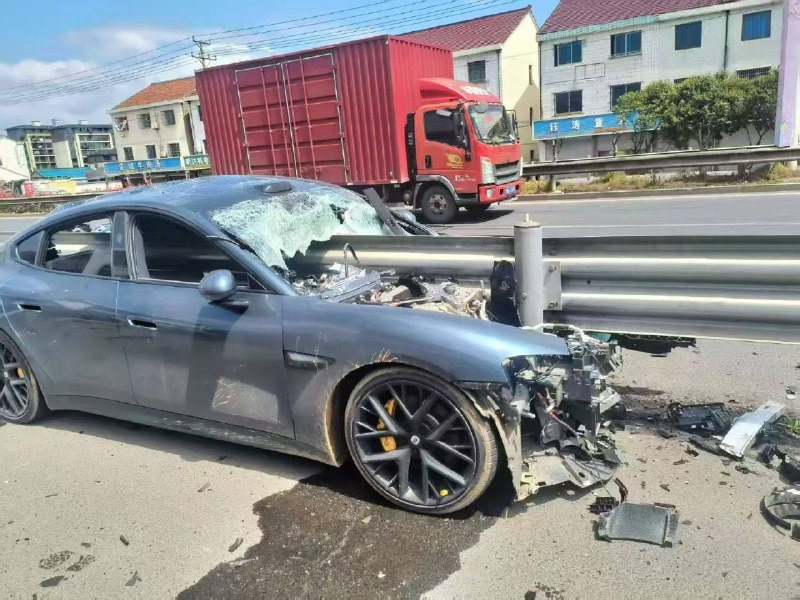 小米 撞护栏 直接 报废 贯穿了！ #车祸感谢家人们投稿！小米 撞护栏 直接 报废 贯穿了！ #车祸感谢家人们投稿！