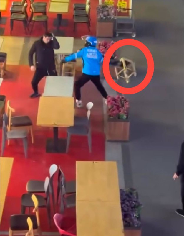 #外卖员 板凳 精准 #爆头 太解气了 #打架#外卖员 板凳 精准 #爆头 太解气了 #打架