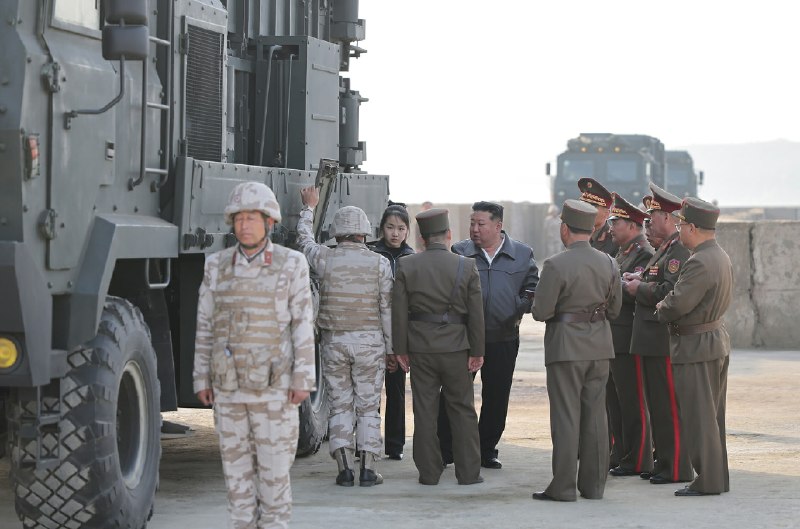 朝中社平壤 4 月 20 日电　朝鲜民主主义人民共和国导弹总局 4 月 19 日进行经改良的“火星炮－11丁”型地对地战术弹道导弹试射，评估了导弹战斗部威力