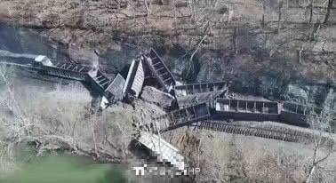 当地时间3月8日，在 美国 西弗吉尼亚州萨默斯县，一列货运 #火车 撞上铁轨上石头后 脱轨，部分车厢坠入河中当地时间3月8日，在 美国 西弗吉尼亚州萨默斯县，一列货运 #火车 撞上铁轨上石头后 脱轨，部分车厢坠入河中