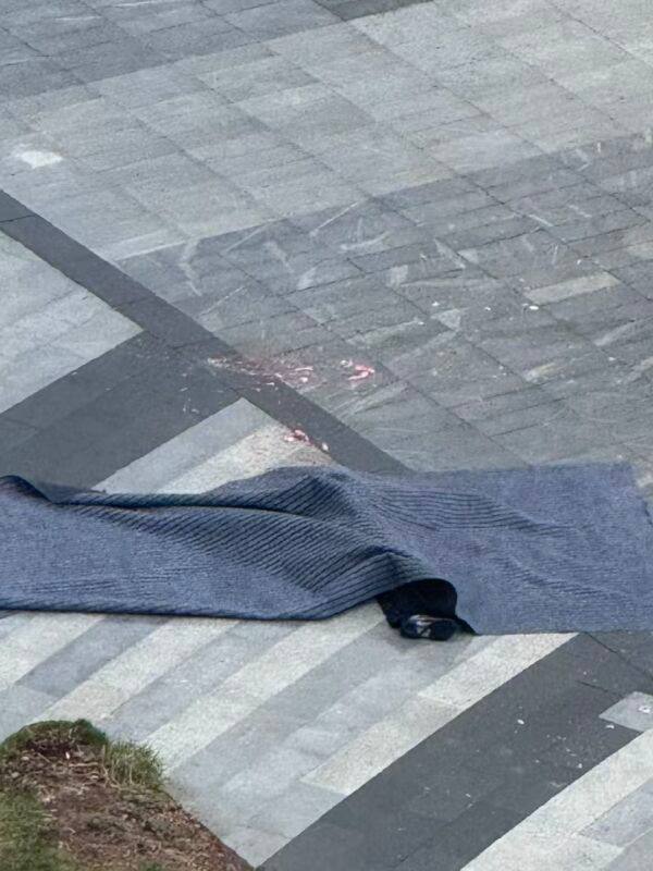 #跳楼 3月18日上午济南舜泰广场云泉中心楼上有人跳楼！感谢家人们投稿！#跳楼 3月18日上午济南舜泰广场云泉中心楼上有人跳楼！感谢家人们投稿！